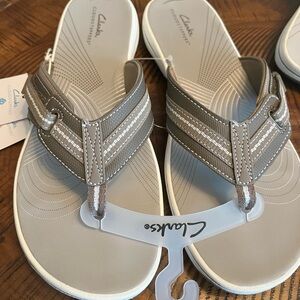 Clarks Women's Tan Pewter cloudstepper Flip Flops Sandals size 11 12 New!